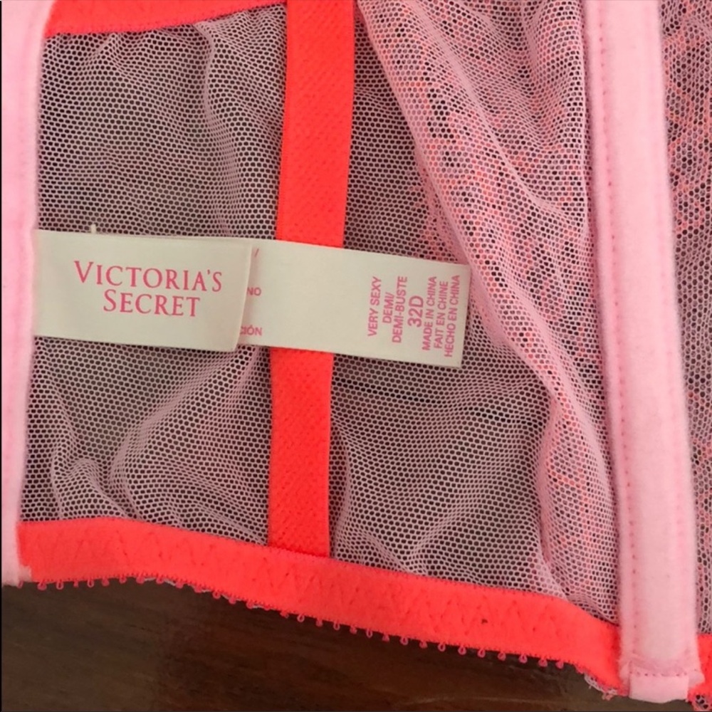 Victoria’s Secret Very Sexy Demi Bra 32D - Picture 4 of 4